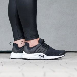 NIKE 
AIR PRESTO 
GRADE SCHOOL RUNNING SHOE 7y